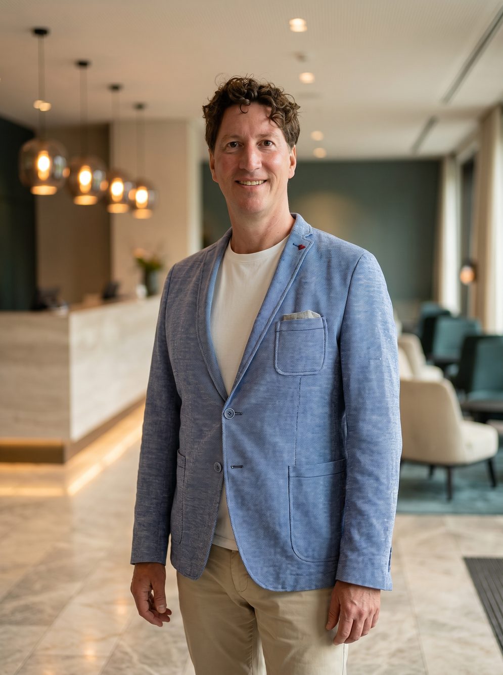Andreas Lerch in einer Hotel-Lobby