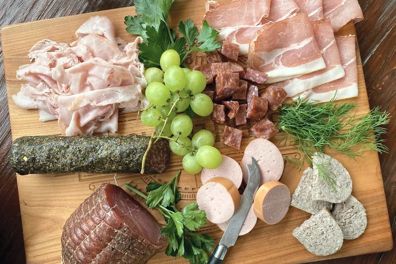 Brettljause mit Speck, Wurst, Käse und Trauben
