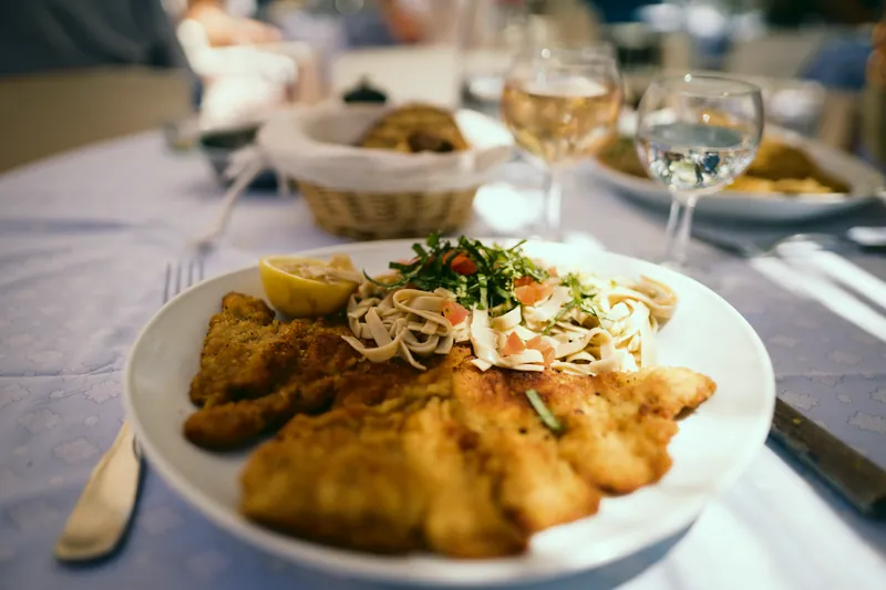 Schnitzel mit Salat am gedeckten Tisch