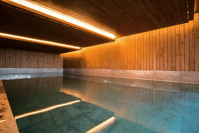 Hallenbad mit Holzdecke und Lichtleisten