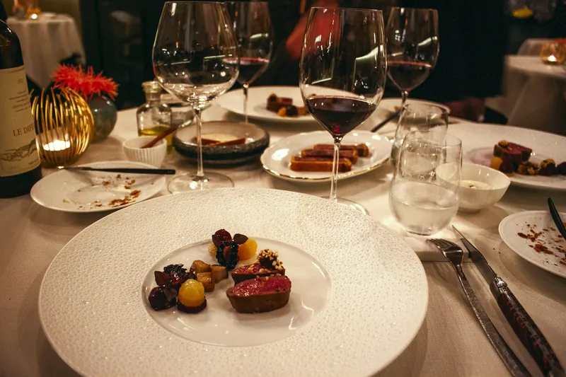 Gedeckter Tisch mit Weingläsern im Restaurant