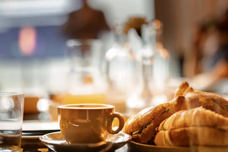 Frühstück mit Kaffee und Gebäck