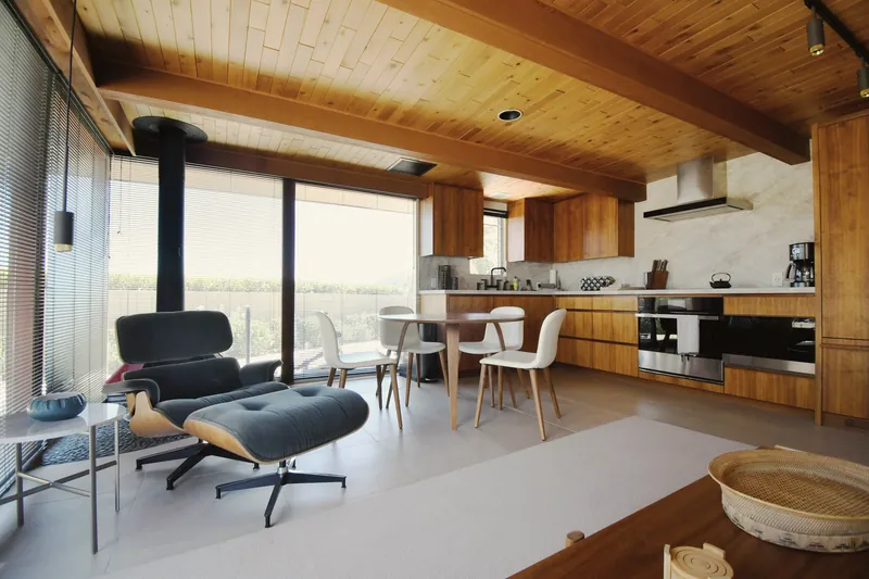 Wohnraum der Ferienwohnung mit Holzdecke und Küche