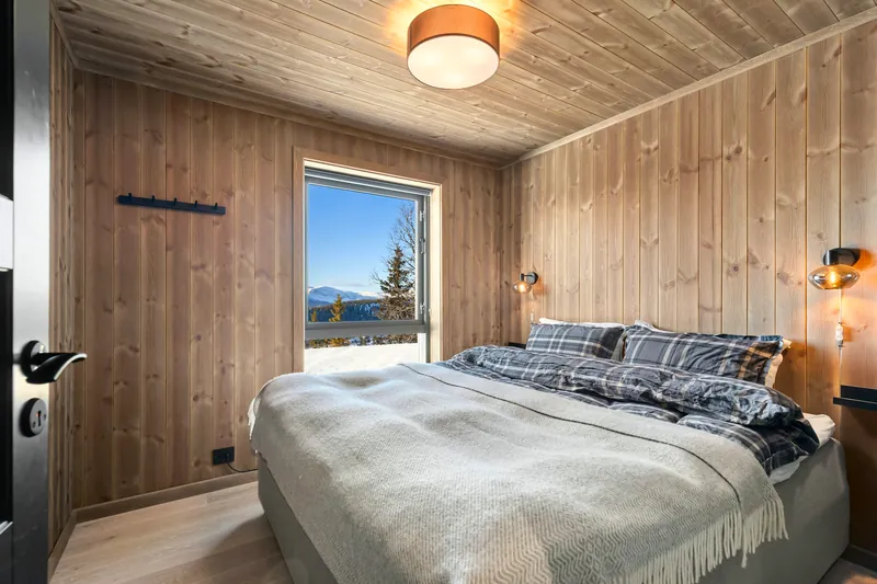 Doppelzimmer mit Holzwänden und Blick auf die Berge